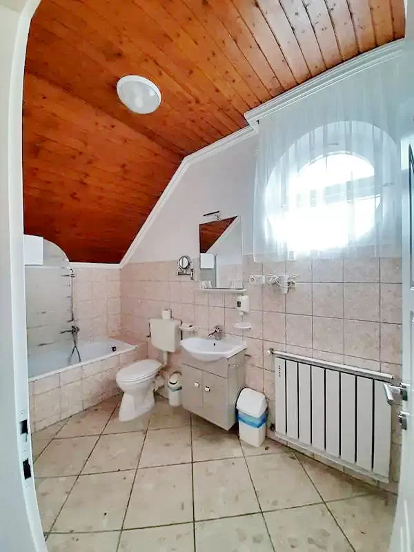  Cazare | Pensiune turistică (K0152-29) Imaginea poate fi supusă drepturilor de autor. Se recomandă contactarea titularului drepturilor.