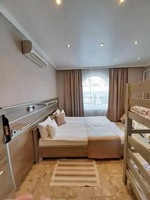  Cazare | Pensiune turistică (K0152-34) Imaginea poate fi supusă drepturilor de autor. Se recomandă contactarea titularului drepturilor.