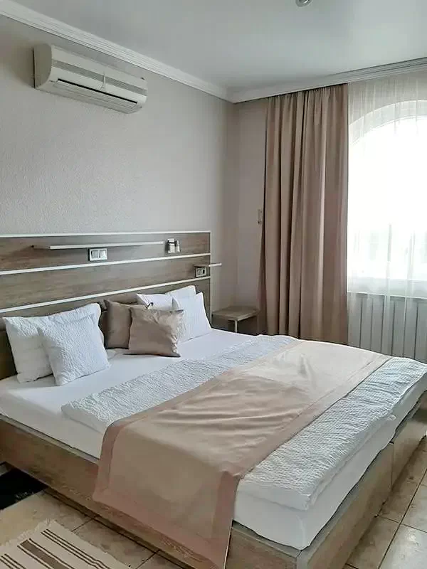  Cazare | Pensiune turistică (K0152-39) Imaginea poate fi supusă drepturilor de autor. Se recomandă contactarea titularului drepturilor.