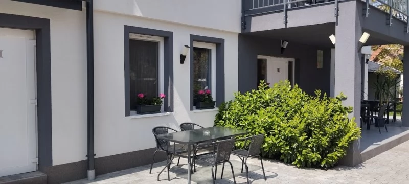 Gyula Szállás | Apartmanház (K1049-26) A kép szerzői jogvédelem alatt állhat. Javasolt a kapcsolatfelvétel a jog tulajdonossal.