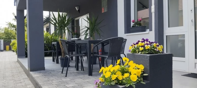 Jula Cazare | Bungalow (K1049-53) Imaginea poate fi supusă drepturilor de autor. Se recomandă contactarea titularului drepturilor.