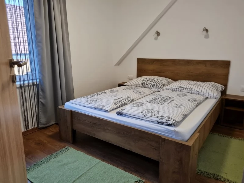 Jula Cazare | Casă de apartamente (K1049-56) Imaginea poate fi supusă drepturilor de autor. Se recomandă contactarea titularului drepturilor.