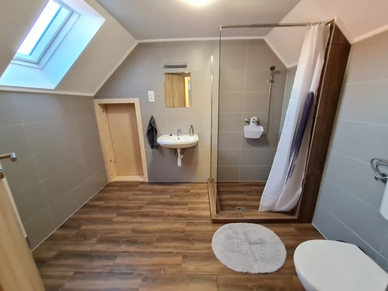 Jula Cazare | Casă de apartamente (K1049-63) Imaginea poate fi supusă drepturilor de autor. Se recomandă contactarea titularului drepturilor.