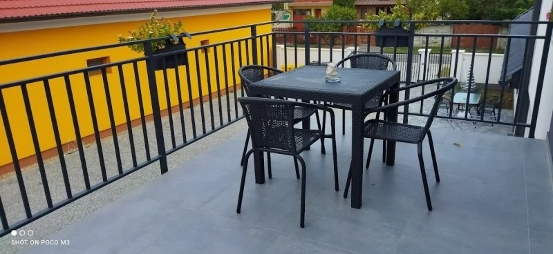 Jula Cazare | Casă de apartamente (K1049-64) Imaginea poate fi supusă drepturilor de autor. Se recomandă contactarea titularului drepturilor.