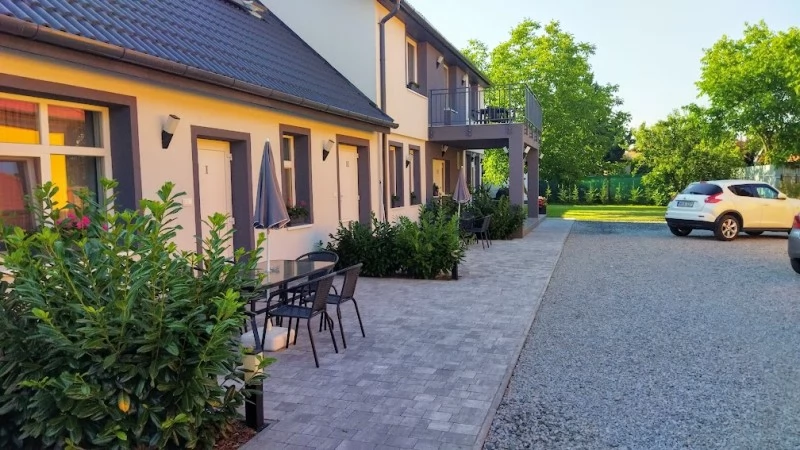 Jula Cazare | Bungalow (K1049-67) Imaginea poate fi supusă drepturilor de autor. Se recomandă contactarea titularului drepturilor.