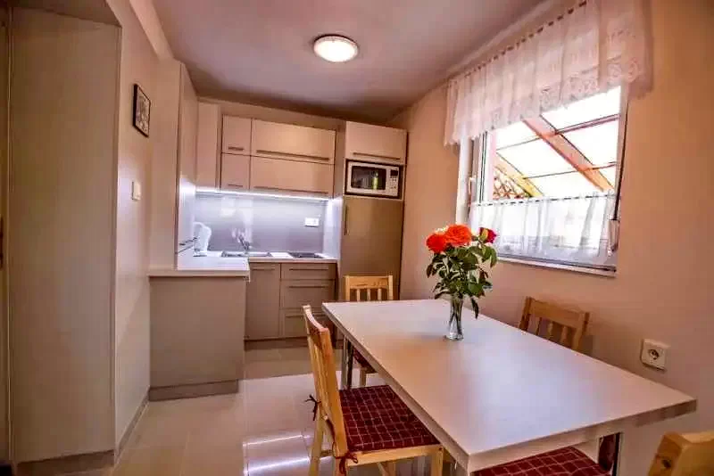  Cazare | Casă de apartamente (K0851-2) Imaginea poate fi supusă drepturilor de autor. Se recomandă contactarea titularului drepturilor.