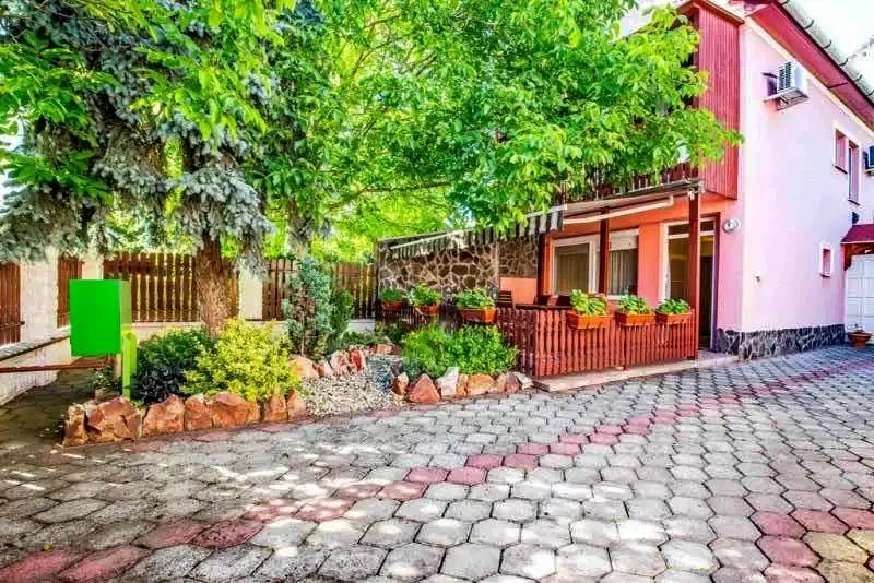  Cazare | Bungalow (K0851-13) Imaginea poate fi supusă drepturilor de autor. Se recomandă contactarea titularului drepturilor.