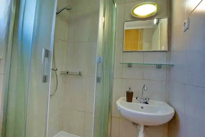  Cazare | Casă de apartamente (K0851-15) Imaginea poate fi supusă drepturilor de autor. Se recomandă contactarea titularului drepturilor.