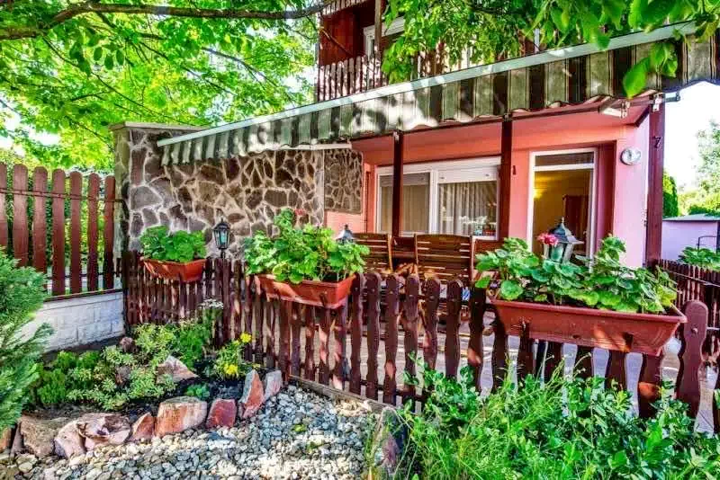  Cazare | Bungalow (K0851-17) Imaginea poate fi supusă drepturilor de autor. Se recomandă contactarea titularului drepturilor.