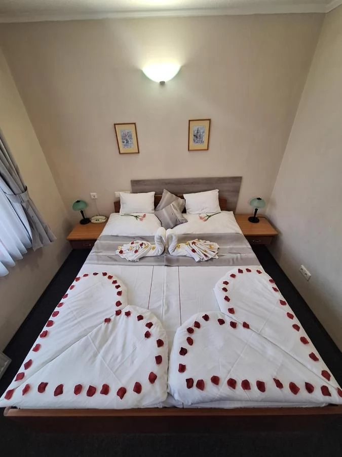  Cazare | Pensiune turistică (K0180-9) Imaginea poate fi supusă drepturilor de autor. Se recomandă contactarea titularului drepturilor.