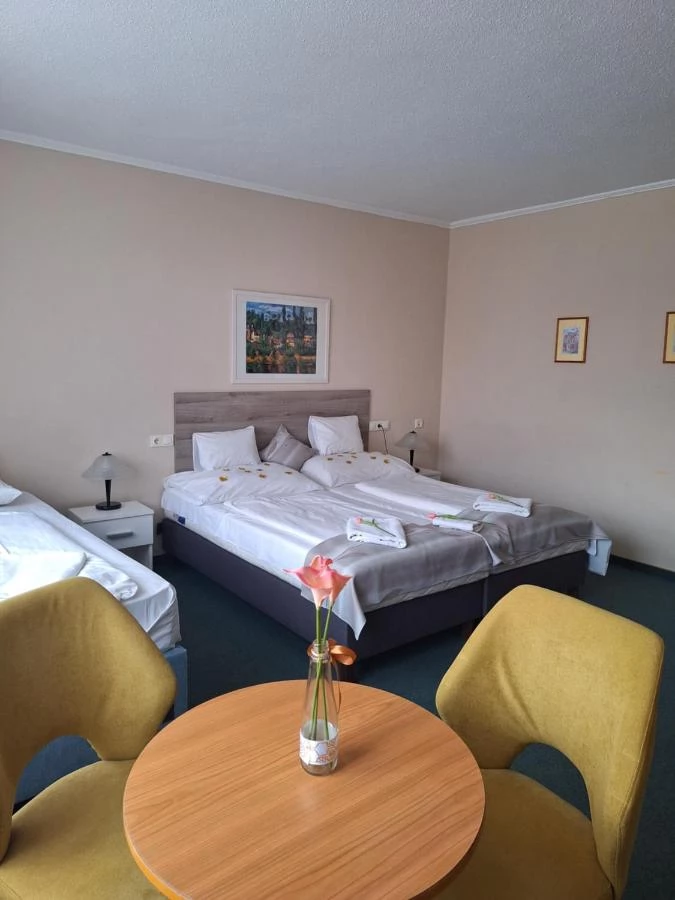  Cazare | Pensiune turistică (K0180-14) Imaginea poate fi supusă drepturilor de autor. Se recomandă contactarea titularului drepturilor.