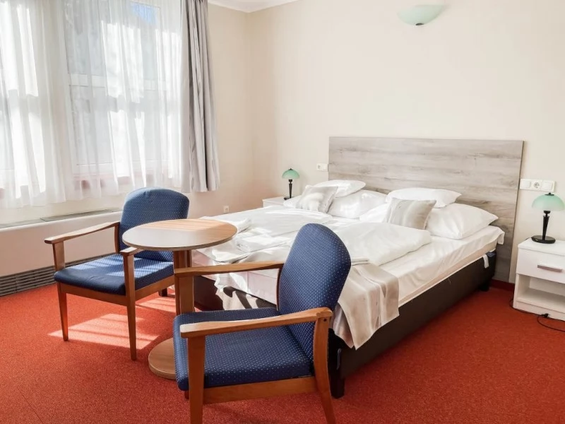  Cazare | Pensiune turistică (K0180-37) Imaginea poate fi supusă drepturilor de autor. Se recomandă contactarea titularului drepturilor.