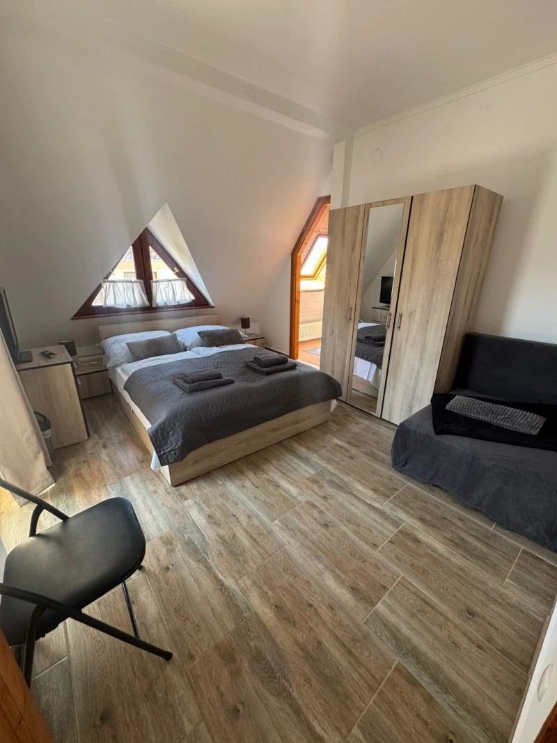  Cazare | Sat de vacanță (K0217-4) Imaginea poate fi supusă drepturilor de autor. Se recomandă contactarea titularului drepturilor.