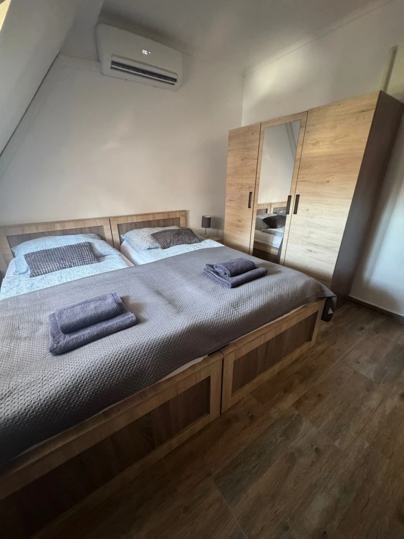  Cazare | Sat de vacanță (K0217-10) Imaginea poate fi supusă drepturilor de autor. Se recomandă contactarea titularului drepturilor.