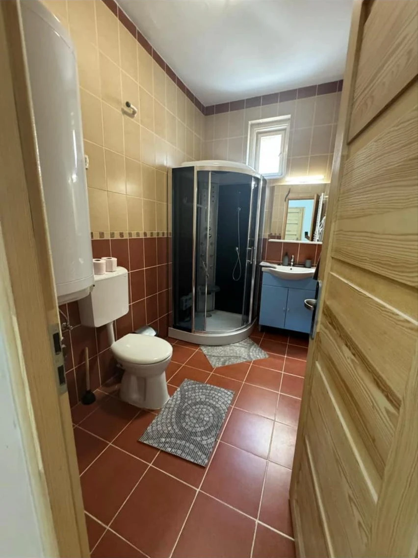  Cazare | Sat de vacanță (K0217-21) Imaginea poate fi supusă drepturilor de autor. Se recomandă contactarea titularului drepturilor.