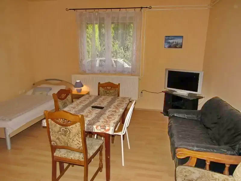 Debrețin Cazare | Sat de vacanță (K0663-19) Imaginea poate fi supusă drepturilor de autor. Se recomandă contactarea titularului drepturilor.