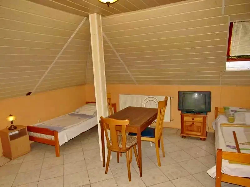 Debrețin Cazare | Sat de vacanță (K0663-45) Imaginea poate fi supusă drepturilor de autor. Se recomandă contactarea titularului drepturilor.