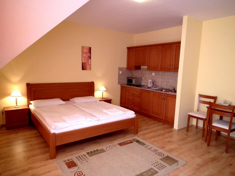  Cazare | Pensiune turistică (K0168-1) Imaginea poate fi supusă drepturilor de autor. Se recomandă contactarea titularului drepturilor.