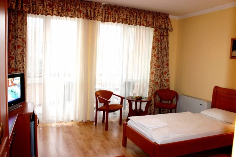  Cazare | Pensiune turistică (K0168-6) Imaginea poate fi supusă drepturilor de autor. Se recomandă contactarea titularului drepturilor.