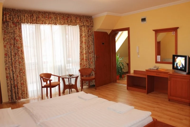  Cazare | Pensiune turistică (K0168-7) Imaginea poate fi supusă drepturilor de autor. Se recomandă contactarea titularului drepturilor.