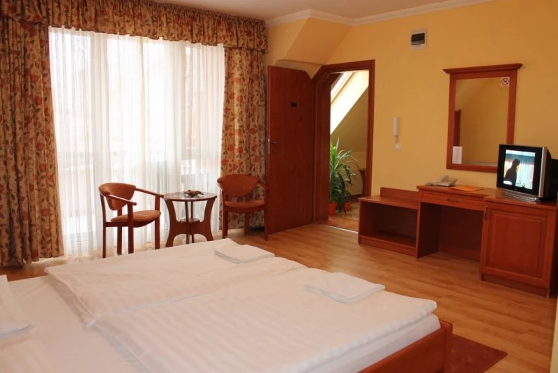  Cazare | Pensiune turistică (K0168-9) Imaginea poate fi supusă drepturilor de autor. Se recomandă contactarea titularului drepturilor.