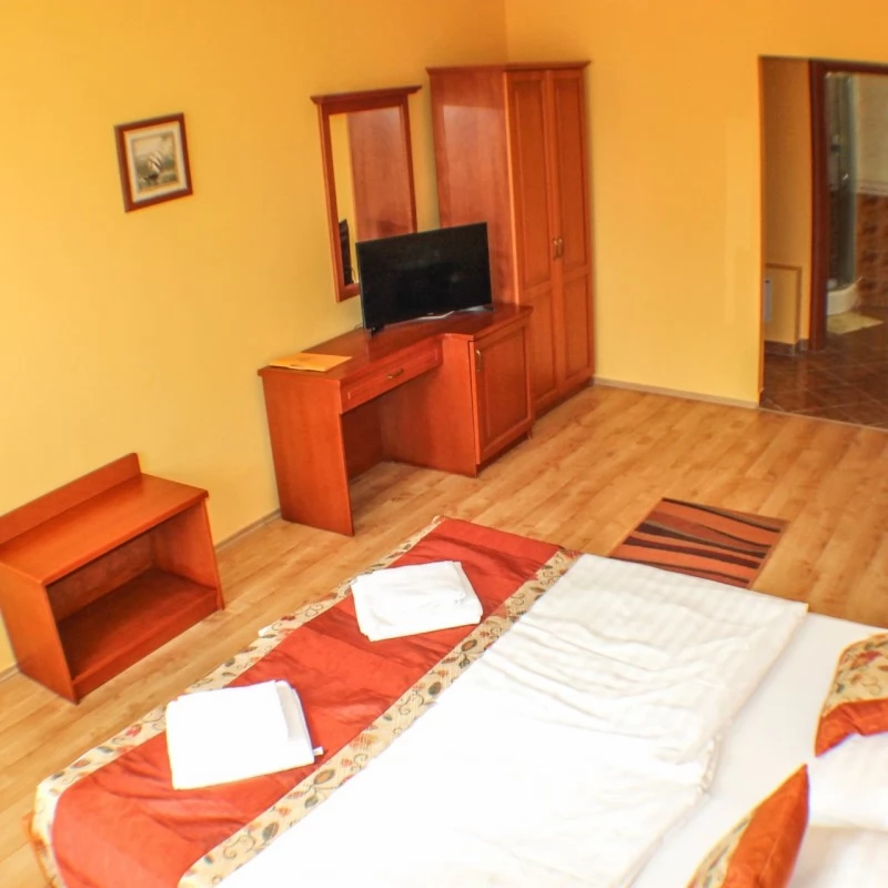  Cazare | Pensiune turistică (K0168-15) Imaginea poate fi supusă drepturilor de autor. Se recomandă contactarea titularului drepturilor.