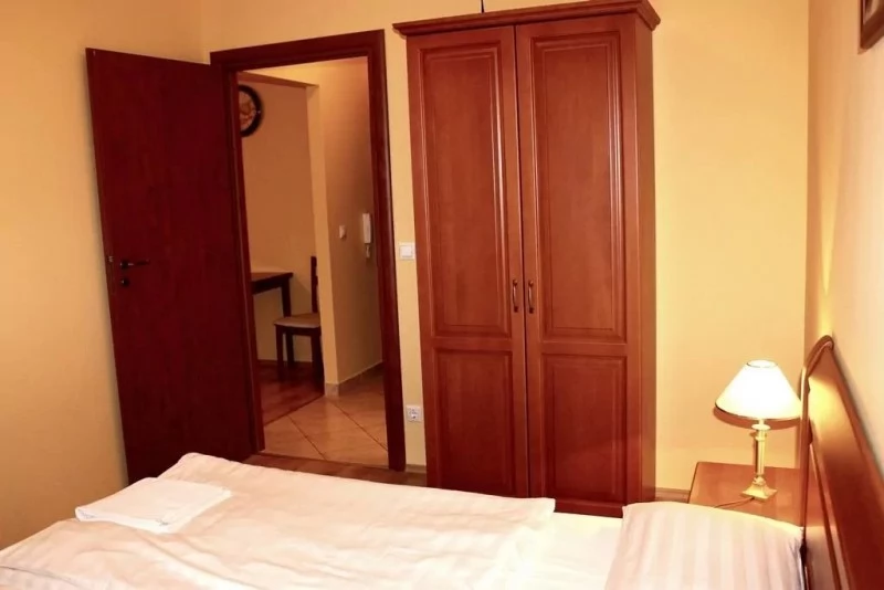  Cazare | Pensiune turistică (K0168-28) Imaginea poate fi supusă drepturilor de autor. Se recomandă contactarea titularului drepturilor.