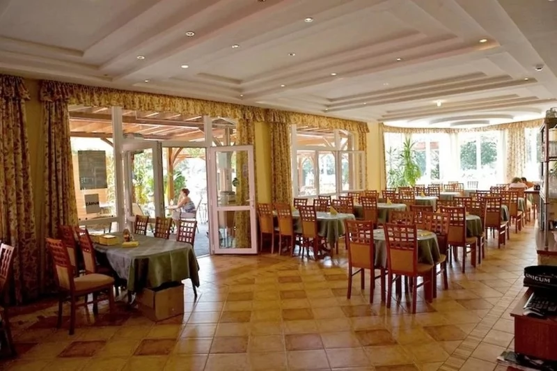  Cazare | Pensiune turistică (K0168-35) Imaginea poate fi supusă drepturilor de autor. Se recomandă contactarea titularului drepturilor.