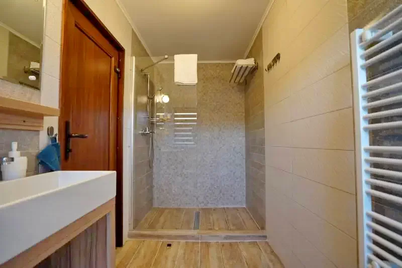 Brădești Cazare | Motel (K1259-18) Imaginea poate fi supusă drepturilor de autor. Se recomandă contactarea titularului drepturilor.