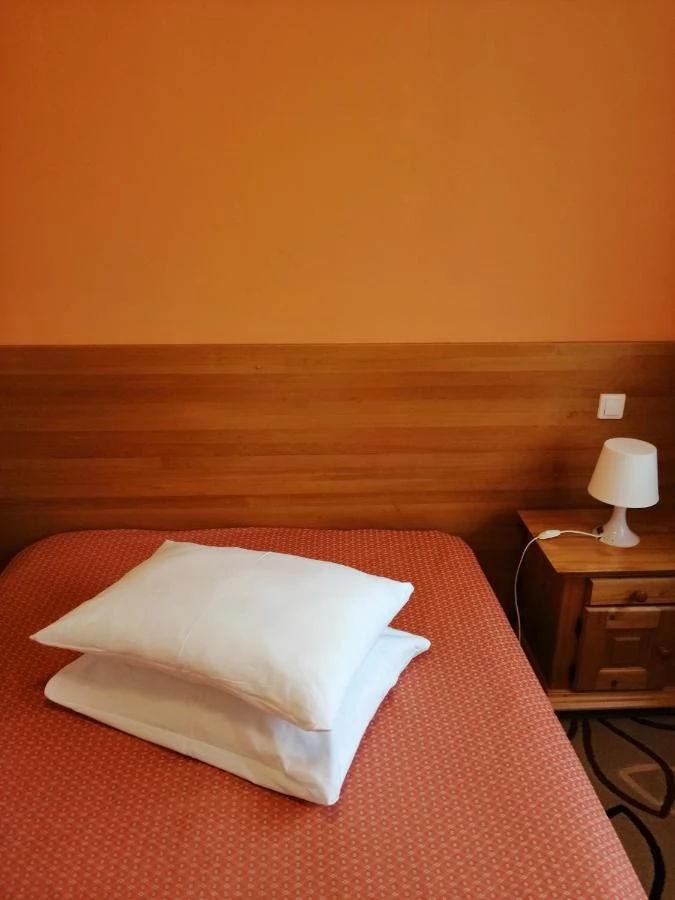 Karánsebes Szállás | Panzió (K1457-33) A kép szerzői jogvédelem alatt állhat. Javasolt a kapcsolatfelvétel a jog tulajdonossal. Karánsebes Szállás | Panzió (K1457-33) A kép szerzői jogvédelem alatt állhat. Javasolt a kapcsolatfelvétel a jog tulajdonossal.