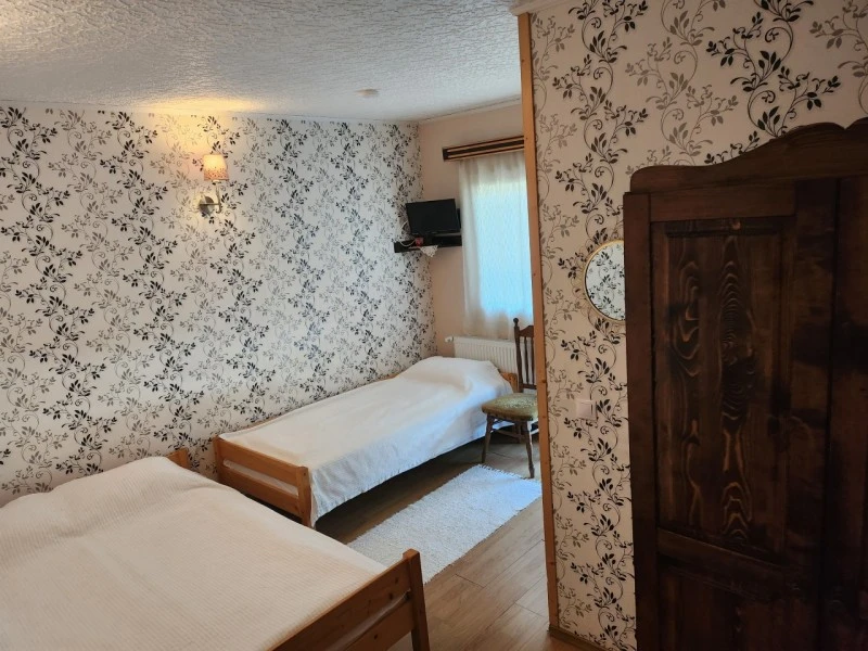Ciumani Cazare | Pensiune (K1076-7) Imaginea poate fi supusă drepturilor de autor. Se recomandă contactarea titularului drepturilor.