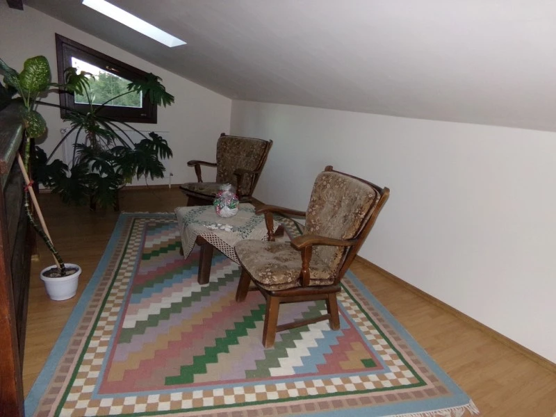 Ciumani Cazare | Pensiune (K1076-38) Imaginea poate fi supusă drepturilor de autor. Se recomandă contactarea titularului drepturilor.