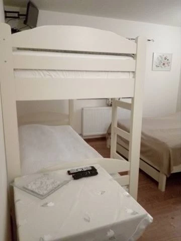 Ciumani Cazare | Pensiune (K1076-79) Imaginea poate fi supusă drepturilor de autor. Se recomandă contactarea titularului drepturilor.