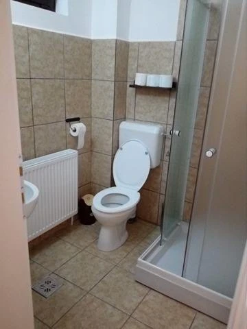 Ciumani Cazare | Motel (K1076-80) Imaginea poate fi supusă drepturilor de autor. Se recomandă contactarea titularului drepturilor.