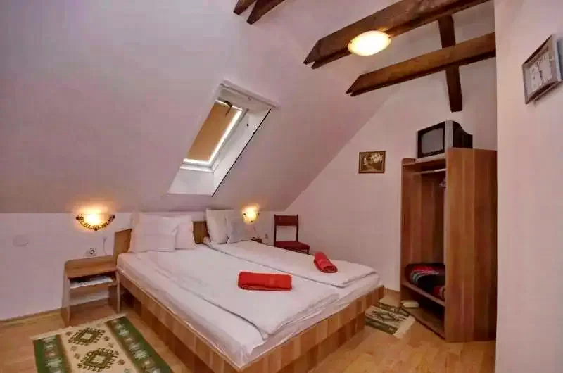 Corund Cazare | Pensiune (K0353-21) Imaginea poate fi supusă drepturilor de autor. Se recomandă contactarea titularului drepturilor.