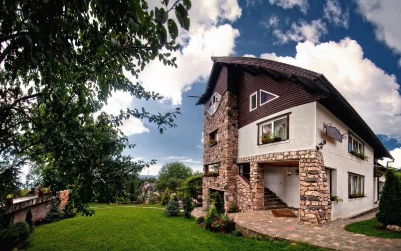 Râșnov Cazare | Motel (K1084-5) Imaginea poate fi supusă drepturilor de autor. Se recomandă contactarea titularului drepturilor.