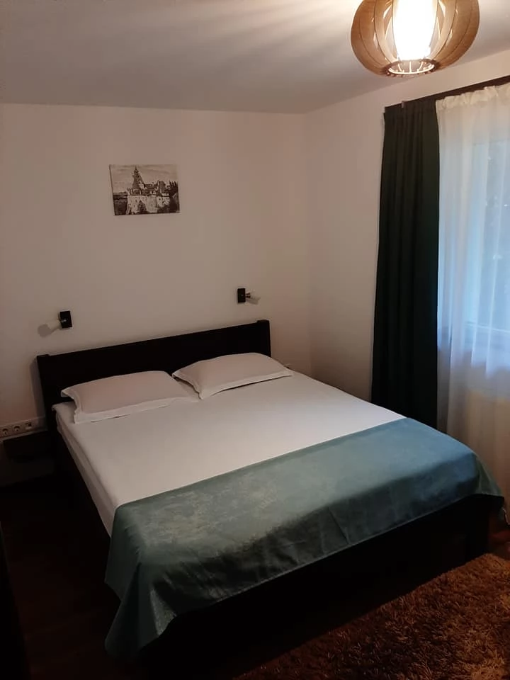 Râșnov Cazare | Motel (K1084-13) Imaginea poate fi supusă drepturilor de autor. Se recomandă contactarea titularului drepturilor.
