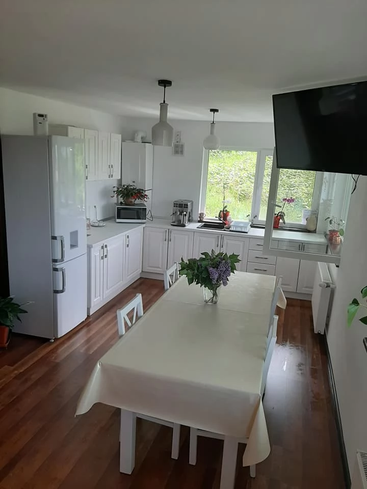 Râșnov Cazare | Motel (K1084-23) Imaginea poate fi supusă drepturilor de autor. Se recomandă contactarea titularului drepturilor.