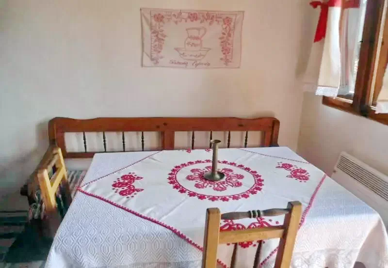 Bisericani Cazare | Căsuțe tip camping (K0371-2) Imaginea poate fi supusă drepturilor de autor. Se recomandă contactarea titularului drepturilor.