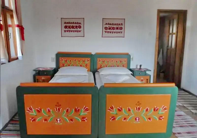 Bisericani Cazare | Căsuțe tip camping (K0371-5) Imaginea poate fi supusă drepturilor de autor. Se recomandă contactarea titularului drepturilor.