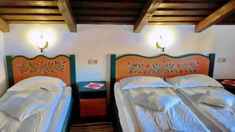 Bisericani Cazare | Căsuțe tip camping (K0371-7) Imaginea poate fi supusă drepturilor de autor. Se recomandă contactarea titularului drepturilor.