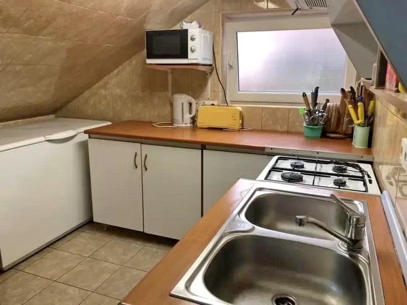 Bisericani Cazare | Căsuțe tip camping (K0371-24) Imaginea poate fi supusă drepturilor de autor. Se recomandă contactarea titularului drepturilor.