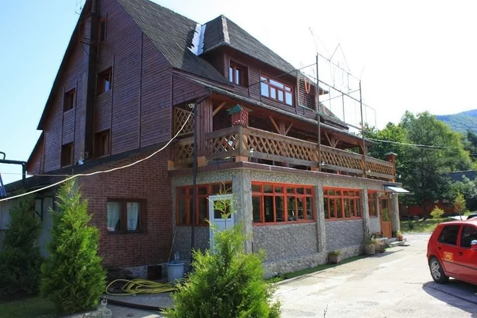 Coada Lacului Lesu Cazare | Motel (K0650-10) Imaginea poate fi supusă drepturilor de autor. Se recomandă contactarea titularului drepturilor.