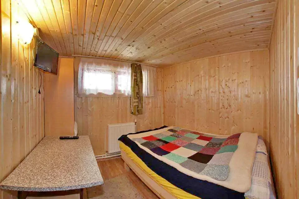 Coada Lacului Lesu Cazare | Motel (K0650-12) Imaginea poate fi supusă drepturilor de autor. Se recomandă contactarea titularului drepturilor.