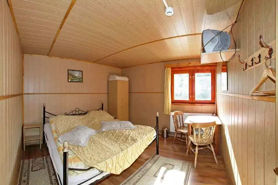 Coada Lacului Lesu Cazare | Motel (K0650-16) Imaginea poate fi supusă drepturilor de autor. Se recomandă contactarea titularului drepturilor.