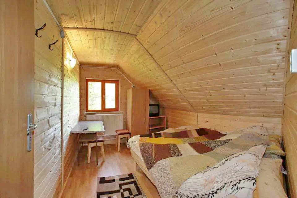 Coada Lacului Lesu Cazare | Motel (K0650-24) Imaginea poate fi supusă drepturilor de autor. Se recomandă contactarea titularului drepturilor.