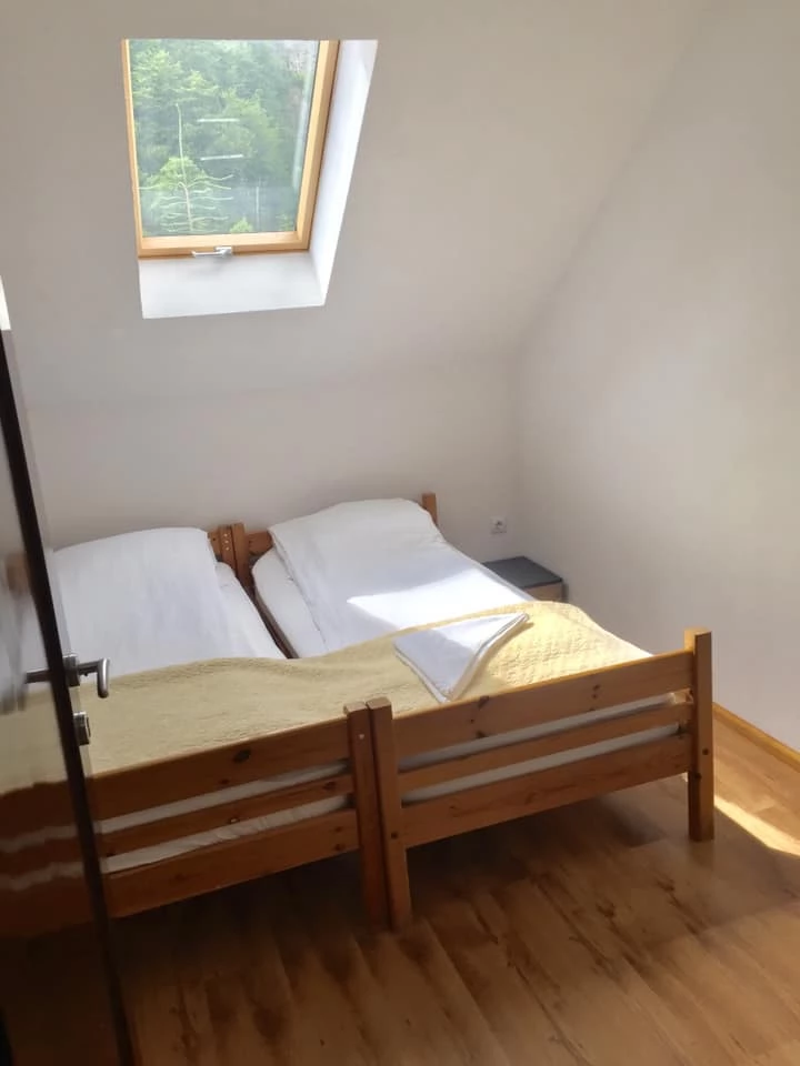 Coada Lacului Lesu Cazare | Motel (K0650-42) Imaginea poate fi supusă drepturilor de autor. Se recomandă contactarea titularului drepturilor.