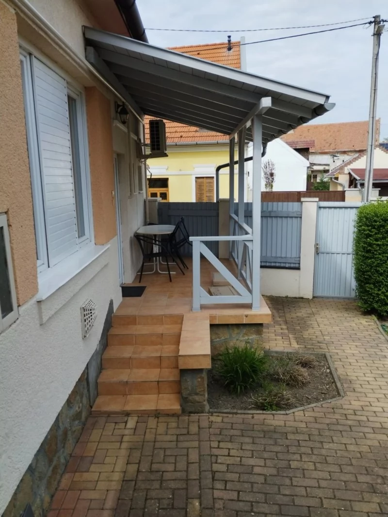 Gyula Szállás | Üdülőfalu (K0326-1) A kép szerzői jogvédelem alatt állhat. Javasolt a kapcsolatfelvétel a jog tulajdonossal.