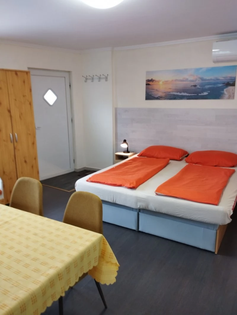 Jula Cazare | Sat de vacanță (K0326-27) Imaginea poate fi supusă drepturilor de autor. Se recomandă contactarea titularului drepturilor.