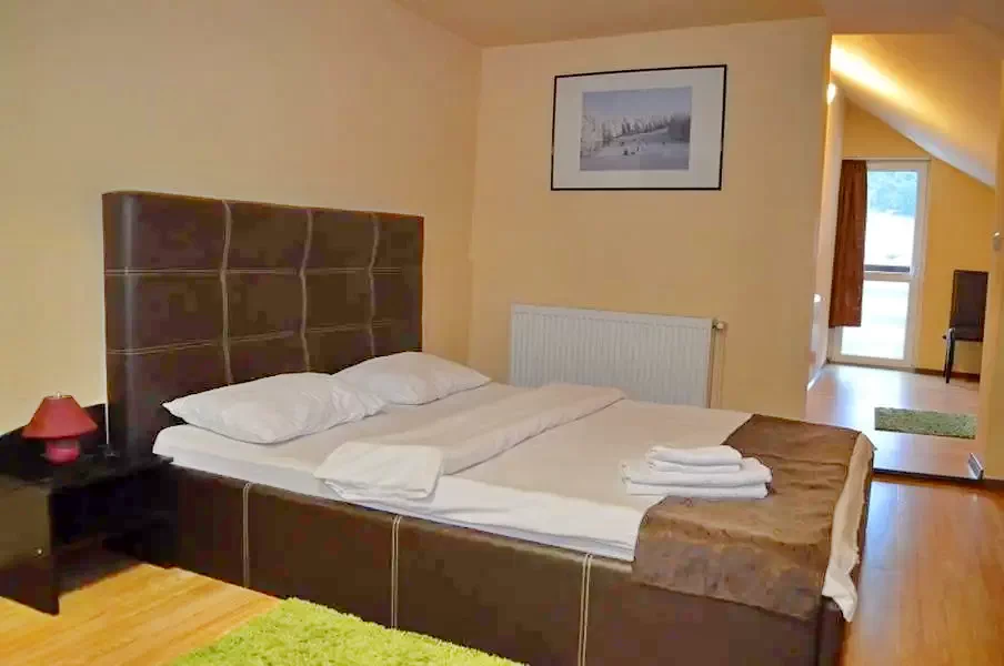 Păltiniș Cazare | Camping / Popas turistic (K1220-41) Imaginea poate fi supusă drepturilor de autor. Se recomandă contactarea titularului drepturilor.